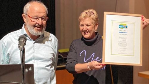 Freude bei Bürgermeister Peter Kloo und der Sprecherin der Fairtrade-Lenkungsgruppe Sabine Balletshofer-Wimmer: Kolbermoor darf sich weitere zwei Jahre Fairtrade-Stadt nennen. Foto  Lagler