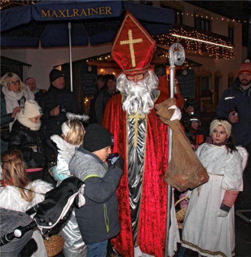 Freude löste der Nikolaus mit seinen Engerln aus.Foto  Strim