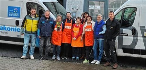 Freuen sich über die neuen Fahrzeuge: Sebastian Kurz (ganz links) mit Ehrenamtlichen. Foto Diakonie Rosenheim