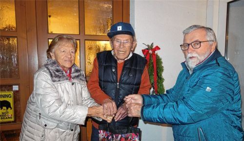 Fritz Seipel überbringt Günther und Margarethe Bär aus Atzing Einkäufe. Das Ehepaar Bär, beide stolze 95 Jahre alt, ist seit 70 Jahren verheiratet und fühlt sich in Prien-Atzing richtig wohl. Das liegt nicht zuletzt an der hilfsbereiten und guten Nachbarschaft. Foto Hötzelsperger