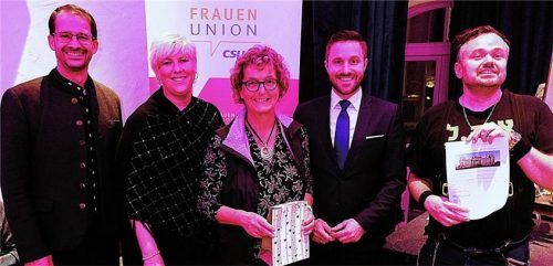 Frohe Gesichter bei der Adventsfeier der CSU-Frauenunion und CSU-Kreisverband Rosenheim im Saal des Gasthauses Höhensteiger in Westerndorf St. Peter. Mit dabei waren (von links) Oberbürgermeister Andreas März, Frauenunion-Vorsitzende Alexandra Linordner, Renate Weininger-Fischer, Leiterin der Stiftung Ambulantes Kinderhospiz Rosenheim, Landtagsabgeordneter Daniel Artmann sowie der Gewinner der Berlinreise, Christian Schröder. Foto Knarr