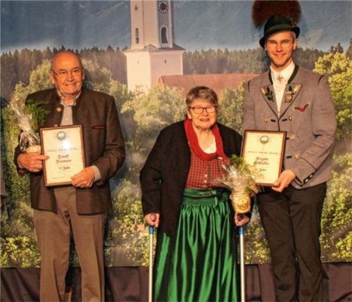 Für 60 und 70 Jahre Mitgliedschaft wurden (von links) Rudolf Neumeier und Brigitte Eckstaller geehrt. Rechts: Vorsitzender Ludwig Redl. Foto re