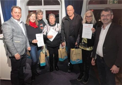 Für zehn Jahre Mitarbeit im Fahrdienst bedankte sich Ernst Schütz (links), Stadt- und Kreisgeschäftsführer der Malteser Rosenheim, gemeinsam mit Bezirksgeschäftsführer Herbert Eder (rechts) bei insgesamt 13 Mitarbeitern.