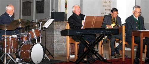 Ganz versunken in ihre sphärischen Harmonien waren (von links) Michael Keul, Hubert Huber und Klaus G. Förg, rechts daneben Pfarrer Andreas Maria Zach.Foto Janka