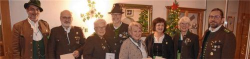Geehrte und Gratulanten: (von links) Gauschützenmeister Bernhard Brehmer, Sebastian Fegl, Rosa Lipp, Claus Kaulisch, Margarethe Anner, Christine Aicher, Zweite Schützenmeisterin Christa Schuster und Schützenmeister Paul Anner.Foto  SG Eintracht
