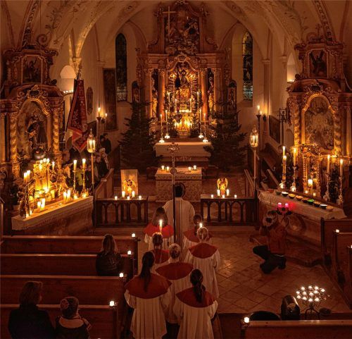Gemeinschaft erleben lässt sich – gerade an Weihnachten – auch in den Pfarrgemeinden und Kirchen der Region. Festliche Gottesdienste, die die frohe Botschaft von Christi Geburt verkünden, umrahmt von feierlicher Liturgie und schöner Musik, bieten den Menschen an Heiligabend Gelegenheit, zusammenzukommen und gemeinsame Werte miteinander zu feiern. Unser Bild entstand beim Engelamt in der Pfarrkirche von Roßholzen unter Leitung von Diakon Günter Schmitzberger. Foto rainer Nitzsche