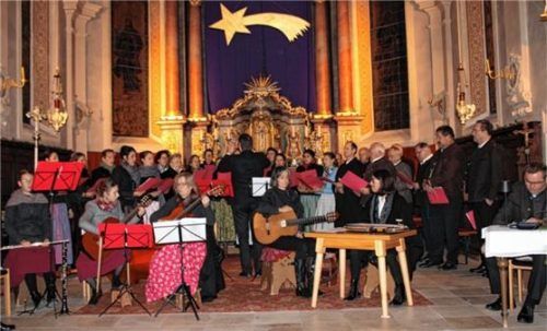 Gemeinschaftschor und Instrumentalisten sorgten beim Litzldorfer Adventssingen für einen besinnlichen Einstieg in die „stillste Zeit des Jahres“. Foto strim
