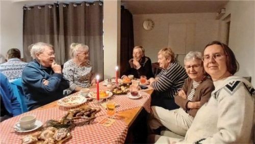 Gemütlich bei Weihnachtsplatzerl und Punsch im Nebenzimmer vom „Servus Füglein“ machten es sich (von links) Peter Werner, Katharina Schörghuber, Zitterspieler Adi Wagner, Rita Gilk, Karin Kleemann und Aline Hell. Foto zeisler
