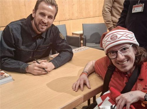 Gerne erfüllte Harry Kane den Autogramm-Wunsch von Alexander Preissinger. Der27-Jährige lässt sich auch durch seinen Rollstuhl nicht davon abhalten, so oft es geht, in Sachen FC Bayern unterwegs zu sein.