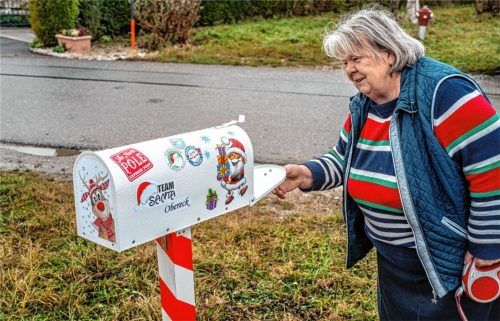 Gespannt schaut Edelgard Stuffer in den Briefkasten, ob wieder Post fürs Christkind eingeworfen wurde. Fotos Nitzsche