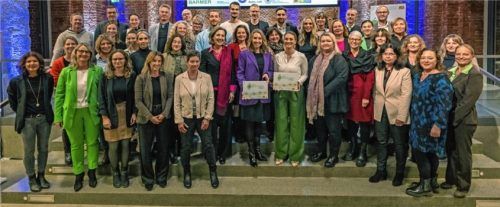 Gesunde Schule: Die Gewinner aus „Oberbayern-Ost“ nach der Verleihung. Foto stache