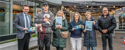 Glückliche Empfänger der Spenden vom Hundebadetag waren die beiden Tierheime Rosenheim und Ostermünchen. Bei der Übergabe waren (von links) Bürgermeister Stephan Schlier, Kilian Ertl (Tierheim Rosenheim), Andrea Thomas (Vorsitzende Rosenheim), Martina Gruber (stellvertretend für den verhinderten Tilman Rieger aus Ostermünchen) sowie Birgit Haagen (Therme) und Stefan Barber (Stadtwerke) anwesend. Foto Stache