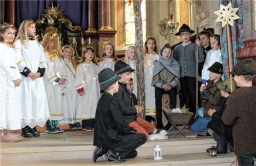 „Gott wird’s euch lohnen, der Heiland ist geboren“, jubelten Litzldorfer Engel und Hirten in Bethlehems Stall. Foto  Strim