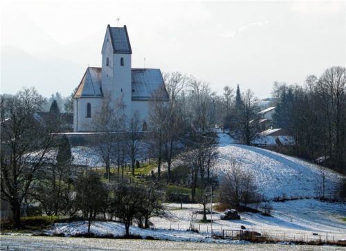 Grainbacher Filialkirche St. Ägidius und Nikolaus mit dem Gemeindefriedhof im Vordergrund. Foto Deindl