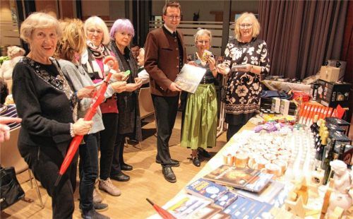Große Freude lösen alle Jahre die kleinen Geschenke aus, die die Besucher der Weihnachtsstube erhalten. Bürgermeister Stephan Schlier unterstützt Initiatorin Astrid Kotter (rechts) auch heuer bei der Ausgabe.Foto Haderesbeck