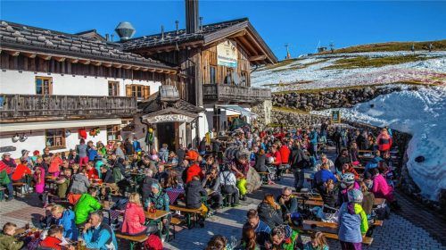 Grüne Hänge rund um präparierte Pisten: Darauf muss man sich in beschneiten Skigebieten, wie hier am Sudelfeld, künftig wohl häufiger einstellen. Foto IMAGO Rodrian