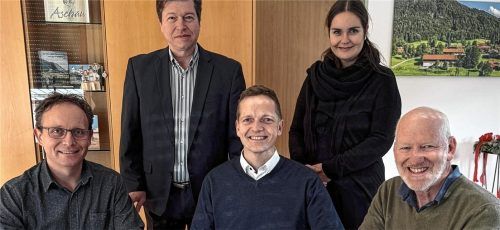 Grund zur Freude für (vorne, von links) Frasdorfs Bürgermeister Daniel Mair, Aschaus Erste und Zweite Bürgermeister Simon Frank und Michael Andrelang sowie (hinten, von links) Elmar Stegmeier und Anna Jell-Hochwarter: Die Fördermittelzusage für das Gesundheits- und Pflegenetzwerk in Aschau und Frasdorf ist eingetroffen. Foto Gemeinde Aschau