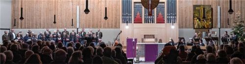 Gut besucht war das Adventssingen. Links im Bild der gemischte Chor der Stadtsingschule, rechts stehend das Bläser Quartett Klangblech.Foto Obermeier