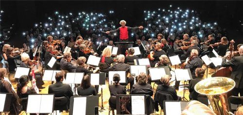 Handy-Lichter sorgen zum Abschluss für weihnachtlichen Zauber im sonst so kühlen Kultur- und Kongresszentrum. Foto Kotthoff!
