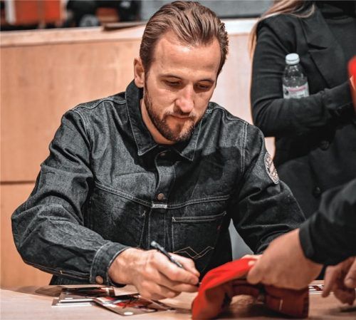 Bayern-Goalgetter Harry Kane schrieb sich beim Fanclub Mietraching die Finger wund.Foto Marko Aleksic