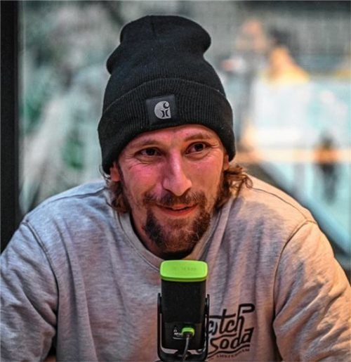 „Hart gecheckt“ mit Dominik Kolb. Der Starbulls-Verteidiger ist zu Gast im OVB-Podcast.Foto Marko Aleksic