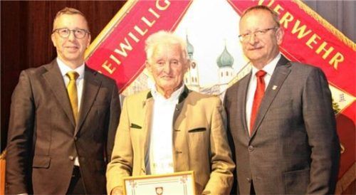 Heinz Mutter (Mitte) wurde für 70 Jahre geehrt. Gratulanten sind Mario Zimmermann (links) und Hans Meyrl.