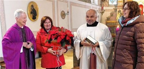 Herzliche Worte zur Verabschiedung von Christa Unterlinner (Zweite von links) kamen von Stadtpfarrer Thomas Schlichting (links) und Gemeindereferentin Maria Leutgäb (rechts). Edward Kadoch (Zweiter von rechts) wurde von der Kirchengemeinschaft willkommen geheißen.Foto Knarr