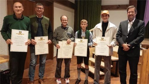 Im Rahmen der Bürgerversammlung wurden mit Ehrenmedaillen und Urkunden für Verdienste im Sport von Oberaudorfs Erstem Bürgermeister Dr. Matthias Bernhardt (rechts) ausgezeichnet: (von links) Josef Heumann (Trainer WSV Oberaudorf), stellvertretend der Vater von Simon Widmesser, stellvertretend der Vater von Benedikt und Jonathan Gräbert,Zeno Rumpfinger und Constantin Schmid.Foto Steffenhagen