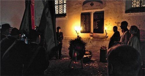 Im Schein der Fackeln fand am Kriegerdenkmal an der Lampferdinger Pfarrkirche die Totenehrung statt. Foto stelzer