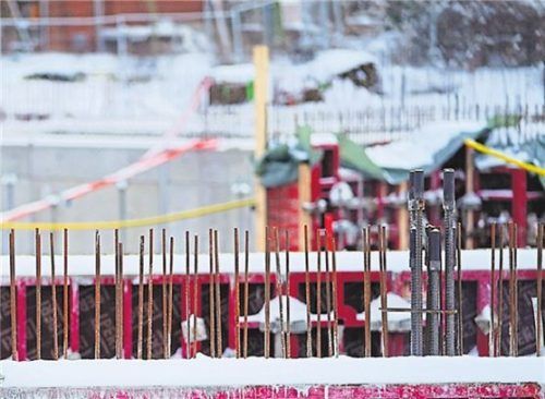 Im Winter sollte man als Bauherr selbst nach dem Rechten sehen.Foto IMAGO/serienlicht