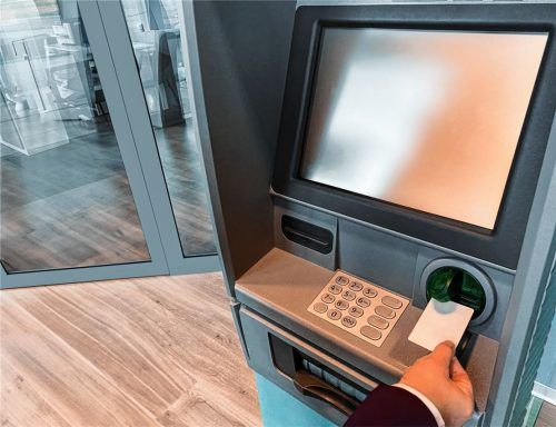 Immer und immer wieder hob ein 90-jähriger Mann aus Rosenheim Geld ab, um es an eine Betrügerin zu übergeben. Foto przemekklos via imago-images.de