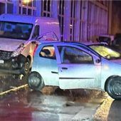 Autofahrer kracht gegen Hauswand