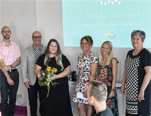 In der Pflegeschule in Mühldorf erhielt Adrianna Leszko (Dritte von links) den begehrten Staatspreis. Es gratulierten (von links) Klinikleiter Stefan Blanke, Medizinischer Vorstand Dr. Wolfgang Richter, Karin Maßberger, Referentin praktische Pflegeausbildung, Lisa Weichselgartner, Fachbereichsleitung praktische Pflegeausbildung, und Annemarie Denkl, Pflegedirektorin für Mühldorf und Haag, Leiterin praktische Ausbildung.