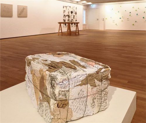 In ihrer Skulptur „Briefe an Björn Höcke, verpresst und verschnürt“ verdichtet die Münchner Künstlerin Esther Glück die Einengung gedanklicher Freiräume und Gewalt in der öffentlichen Kommunikation zu einem eindrücklichen politischen Statement. Fotos Effner