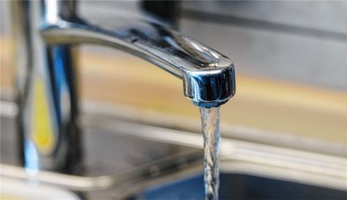 In seiner jüngsten Sitzung beschloss der Gemeinderat die Erhöhung der Verbrauchs- und Grundgebühr für Wasser. Foto IMAGO/Gstettenbauer