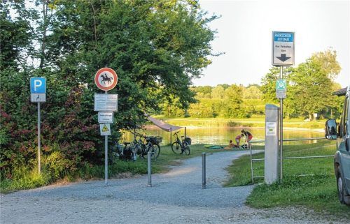 In Zukunft übernimmt eine private Firma die Parkraumüberwachung am Waldsee. Parkscheine können dann nicht nur am Automaten, sondern auch online gekauft werden.Foto Heinz