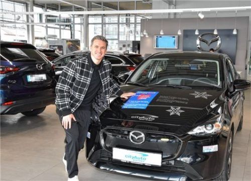 Jetzt noch schnell spenden und diesen Mazda gewinnen: Tobias Schweinsteiger, Pate der Weihnachtsaktion „OVB-Leser zeigen Herz“, drückt die Daumen. Foto schlecker