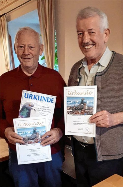 Josef Huber (links) und Jakob Gerg zeigen voller Stolz ihre Urkunden. Foto stache