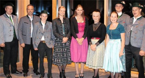 Junge Mitglieder sichern die Zukunft beim Trachtenverein GTEV „Immergrün“ Au: (von links) Vorsitzender Hans Mayr, Bürgermeister Max Singer, Kilian Impler, Maria Gasteiger, Magdalena Schmid, Magdalena Impler, Elisabeth Zehetmaier, Vitus Gasteiger und Zweiter Vorsitzender Markus Embacher. Foto strim