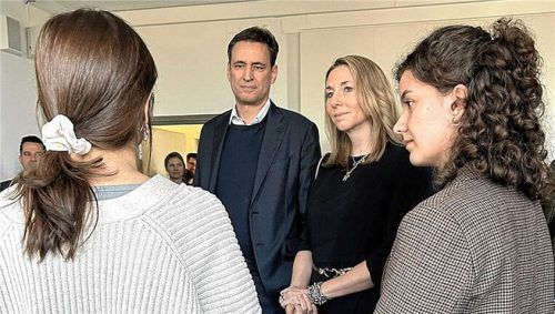 Justizminister Georg Eisenreich und Kultusministerin Anna Stolz im Gespräch mit den Schülern des Sebastian-Finsterwalder-Gymnasiums. Fotos StMUK