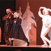 Osterhase versteckt Weihnachtsgeschenke