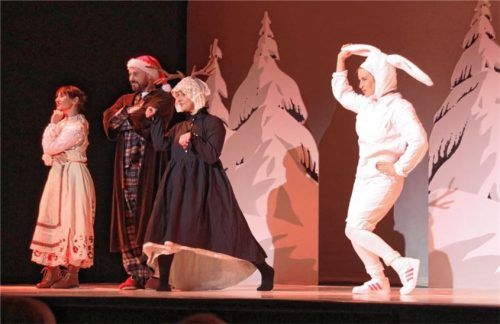 Kann der Osterhase den erkrankten Weihnachtsmann vertreten? Im Kultwerk waren die Kinder vom Tanztheater Judith Seibert begeistert.Foto Benekam