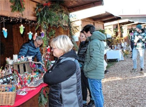 Keine industrielle Massenware, sondern nur selbst gebastelte Geschenkideen wurden auf dem Auer Weihnachtsmarkt angeboten. Foto Strim