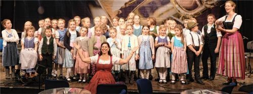 Kinderchor Feldkirchen mit Moderatorin Traudi Siferlinger und Chorleiterin Angelika Weber im Studio 2 in München. Foto re