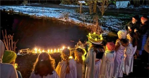 Kleine Lichtboote wurden von den Kindern zu Wasser gelassen. Foto Hötzelsperger