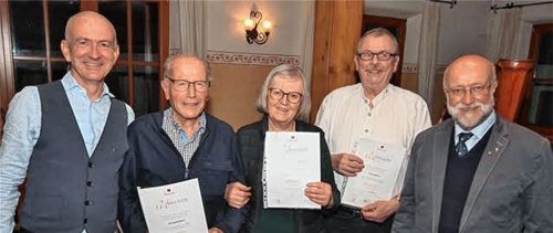 Kolpingsvorsitzender Franz Besel (links) und Präses Georg Neumaier (rechts) überreichten den langjährigen Mitgliedern Georg Knobloch sowie Margot und Ulrich Sibbers (von links) eine Ehrenurkunde. Die anderen Geehrten waren an diesem Abend verhindert.Foto Hadersbeck