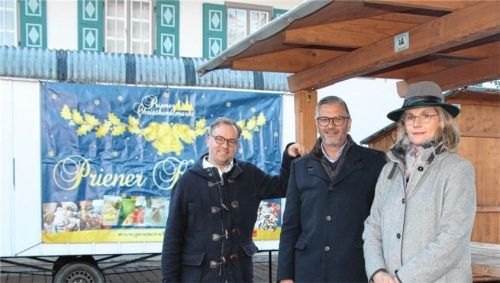 Kooperation zugunsten der Kinder: Der Leiter von Kultur und Wirtschaft, Tobi Huber (links), und Projektleiterin Martina Lehmann (rechts) freuen sich über die Unterstützung durch Priens Sparkassen-Filialleiter Alexander Hagenbrock. Im Hintergrund parkt der Bauwagen „Priener Kinderoase“. Foto re