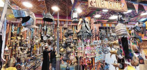 Krummdolche, Weihrauch, Duftöle, Antiquitäten und sonstige Schätze gibt es auf dem Basar in Mutrah. Und immer gilt: Gutes Feilschen macht die Sachen billiger. Fotos Josef Enzinger