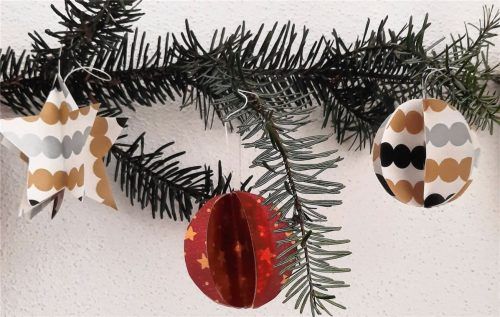 Kugeln aus Papier sind schnell gemacht, sehen hübsch aus und können zudem auch nicht zerbrechen. Fotos stadtjugendring rosenheim