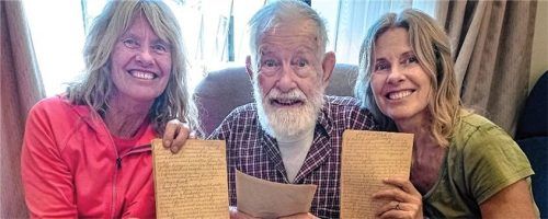 Kurz vor dem Versand des Original-Tagebuchs ans Stadtarchiv Rosenheim entstand in Neuseeland diese Aufnahme von Karel Hobo mit seinen Töchtern, den Zwillingsschwestern Julia und Irena.Foto Julia Dolan